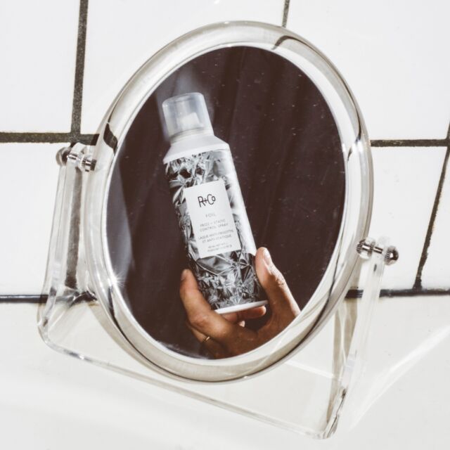 BACK IN STOCK💥 ⁠
Slut på frissigt och statiskt hår, FOIL Frizz + Static Control Spray är tillbaka i lager och tillgänglig för omgående leverans. Fantastiska FOIL är rik på vitamin E som stärker och ger näring till håret samtidigt som det återställer glans och lyster. Sprayen innehåller också egyptisk Arganolja som som mjukar upp, ger näring och skyddar håret mot påfrestande klimat 🌨☀️⁠
⁠
#randconordic #randco #randcohair #vegan #leapingbunnycertified #crueltyfree #randcoproducts #randcostyling #tendenz_se